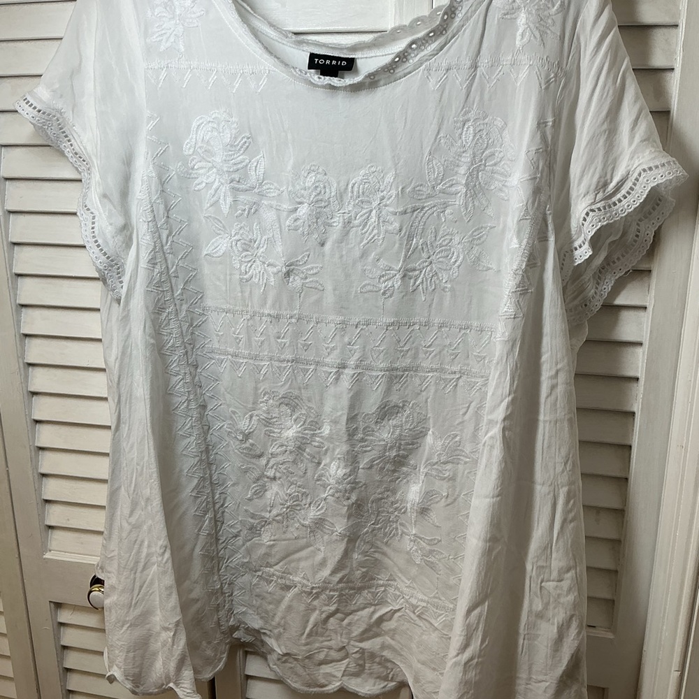 Torrid White Embroidered Women's Top Size 2/2X